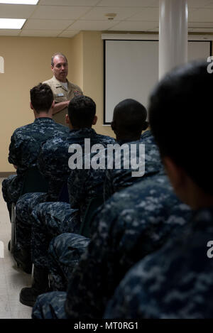 170718-N-ZU663-033 BREMERTON, Washington (Luglio 18, 2017) Capt. Vincent Segars, direttore, militare la gestione comunitaria, parla ai marinai assegnato alla USS John C. Stennis CVN (74) durante una flotta Team impegno breve a bordo di una chiatta di ormeggio utilizzato per fornire vivente e lo spazio di lavoro durante la manutenzione costante periodo. L'impegno della flotta Team è un gruppo di comunità manager, detailers e collocamento ufficiali che andare fuori per la flotta per mantenere i marinai informato di come la politica del personale influisce sulle loro carriere. La flotta del Team di impegno è da ufficio del personale della Marina (BUPERS) e personale della Marina il comando Foto Stock