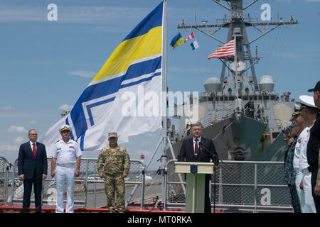 170717-N-DD899-018 Odessa, Ucraina (17 luglio 2017) Il presidente dell'Ucraina Petro Poroshenko, centro parla durante una cerimonia a bordo della Fregata ucraino Hetman Sahaydachniy (U 130) durante l'esercizio brezza di mare 2017, in Odessa, Ucraina, 17 luglio. Dietro di lui sono, da sinistra, Maksym Stepanov, il governatore della provincia di Odessa; Vice Adm. Ihor Voronchenko, il comandante della Marina militare ucraino; e Gen. Stepan Poltorak, il ministro della difesa dell'Ucraina. La Brezza Marina è un USA e Ucraina co-ospitato multinazionale esercizio marittimo detenute nel Mar Nero ed è progettato per ottimizzare l'interoperabilità di partec Foto Stock