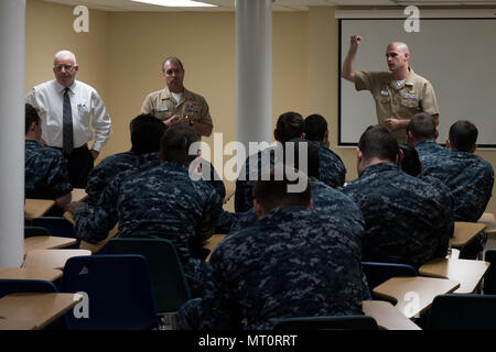 170718-N-ZU663-037 BREMERTON, Washington (Luglio 18, 2017) membri della flotta Team di impegno a parlare con i marinai assegnato alla USS John C. Stennis CVN (74) durante una breve a bordo di una chiatta di ormeggio utilizzato per fornire vivente e lo spazio di lavoro durante la manutenzione costante periodo. L'impegno della flotta Team è un gruppo di comunità manager, detailers e collocamento ufficiali che andare fuori per la flotta per mantenere i marinai informato di come la politica del personale influisce sulle loro carriere. La flotta del Team di impegno è da ufficio del personale della Marina (BUPERS) e personale della Marina il comando (NAVPERSCOM) arruolato comunitarie di gestione e Foto Stock