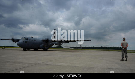 Una C-130H Hercules si prepara per il decollo da la Flightline il 20 luglio 2017, presso il 179th Airlift Wing in Mansfield, Ohio. Il 179th Airlift Wing è sempre su una missione di essere la prima scelta per rispondere a lo stato federale e le missioni con un team di fiducia degli avieri. (U.S. Air Force foto di Airman 1. Classe Christi RichterReleased) Foto Stock