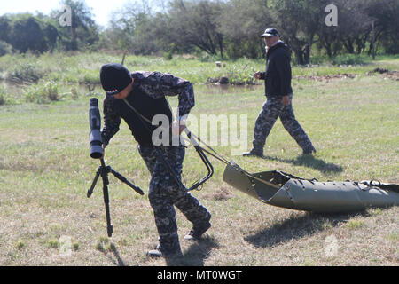 Un membro del cecchino panamense team partecipa a un 'body drag" 18 luglio 2017, durante Fuerzas Comando a Vista Alegre, Paraguay. Questo concorso è un occasione per rafforzare i partenariati per la sicurezza regionale. (U.S. Esercito foto di Spc. Tonya Deardorf/rilasciato) Foto Stock