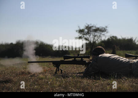 Una Costa Rican sniper spara suo target durante Fuerzas Comando sulla luglio 18, 2017 a Vista Alegre, Paraguay. Fuerzas Comando è un militare straniera la concorrenza di interazione progettati per migliorare la multinazionale e la cooperazione regionale, la reciproca fiducia e sicurezza e per migliorare la formazione, la disponibilità, l'interoperabilità e la capacità regionale di forze per le operazioni speciali (SOF). Fuerzas Comando è circa i partenariati e di condivisione. (U.S. Esercito foto di Spc. Tonya Deardorf /rilasciato) Foto Stock