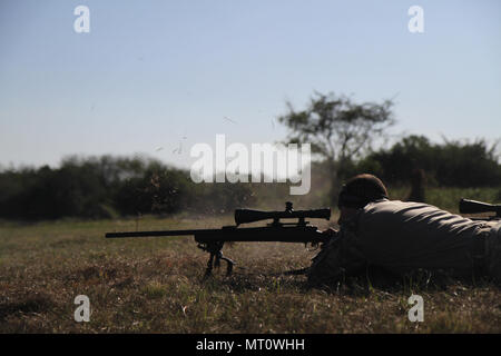 Una Costa Rican sniper spara suo target durante Fuerzas Comando sulla luglio 18, 2017 a Vista Alegre, Paraguay. Fuerzas Comando è un militare straniera la concorrenza di interazione progettati per migliorare la multinazionale e la cooperazione regionale, la reciproca fiducia e sicurezza e per migliorare la formazione, la disponibilità, l'interoperabilità e la capacità regionale di forze per le operazioni speciali (SOF). Fuerzas Comando è circa i partenariati e di condivisione. (U.S. Esercito foto di Spc. Tonya Deardorf /rilasciato) Foto Stock