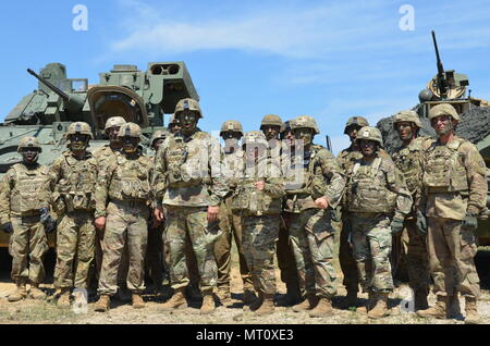 VARPALOTA, Ungheria - Il Mag. Gen. Timothy McGuire, vice comandante generale, U.S. Europa dell'esercito e del comando Sgt. Il Mag. Sheryl Lyon, U.S. Esercito dell'Europa arruolati senior advisor, pongono con soldati da quarto squadrone, decimo reggimento di cavalleria, dopo un antisommossa dimostrazione, Varpalota, luglio 20. La sommossa di dimostrazione di comando scende al di sotto di guerriero valoroso, un esercizio ungherese che si concentra sulla produzione combinata di manovre e libertà di movimento. Guerriero valoroso è un segmento di Saber Guardian, U.S. Comando europeo, U.S. Esercito Europe-Led esercizio combinato in tutta la regione del Mar Nero. Le nazioni partecipanti sono Czec Foto Stock