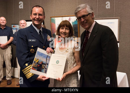 Robert Pillsbury, Presidente del Club Salmagundi al fianco di Karen Loew, una guardia costiera programma Arte (COGAP) artista e Salmagundi Club comitato COGAP sedia, come ella riceve un servizio pubblico encomio dal Vice comandante Adm. Charles D. Michel durante la mostra inaugurale Cerimonia di accettazione per la raccolta COGAP 2017, presso il club di New York, 20 luglio 2017. COGAP richiama artisti da tutto il paese per mostrare la Coast Guard le sue missioni attraverso l'arte. (U.S. Coast Guard foto di Sottufficiali di seconda classe Ashley J. Johnson) Foto Stock