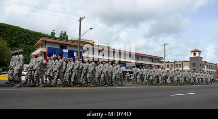 Stati Uniti Avieri dall'ala 36a marzo in 73rd Guam Liberation Day parade Luglio 21, 2017, in Hagåtña, Guam. Festa della liberazione è celebrata in onore di forze armate statunitensi che ha liberato l'isola dal controllo giapponese nel 1944. (U.S. Air Force foto di Airman 1. Classe Gerald R. Willis) Foto Stock