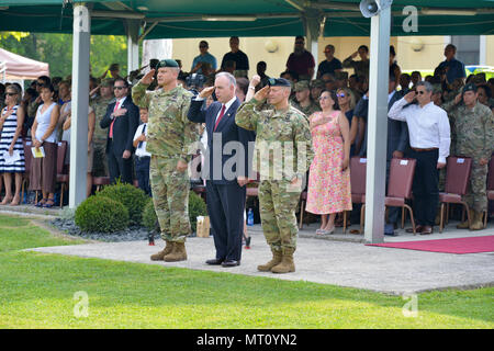 Michael D. Formica, Regione direttore, Installation Management Command-Europe, centro, comandante uscente Col. Steven M. Marchi, a sinistra, e comandante in arrivo Col. Eric M. Berdy, destra, U.S. Garrison Italia, mano attuale saluta durante gli onori delle nazioni , in corrispondenza della variazione di cerimonia di comando , Luglio 21, 2017. (U.S. Esercito foto di Visual Information Specialist Antonio Bedin/rilasciato) Foto Stock