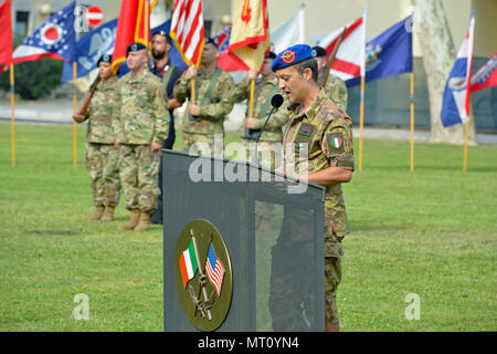 Col. Eric M. Berdy passa i colori per il comando Sgt. Il Mag. Mason L. Bryant presso il presidio di cambiamento di cerimonia di comando sul campo Hoekstra, Caserma Ederle, Vicenza, Italia, Luglio 21, 2017, durante un cambiamento di cerimonia di comando per gli Stati Uniti Presidio militare in Italia alla Caserma Ederle a Vicenza, Italia. (U.S. Esercito foto di Visual Information Specialist Antonio Bedin/rilasciato) Foto Stock