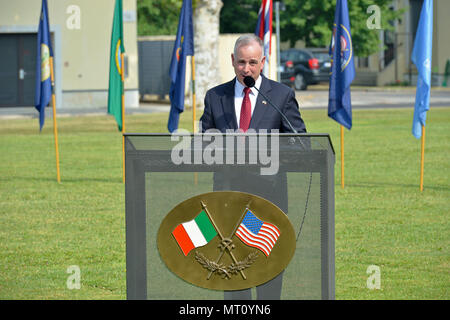 Michael D. Formica, Regione direttore, Installation Management Command-Europe, indirizzi il pubblico durante la guarnigione del cambiamento di cerimonia di comando sul campo Hoekstra, Caserma Ederle, Vicenza, Italia, lug. 21, 2017. (U.S. Esercito foto di Visual Information Specialist Antonio Bedin/rilasciato) Foto Stock