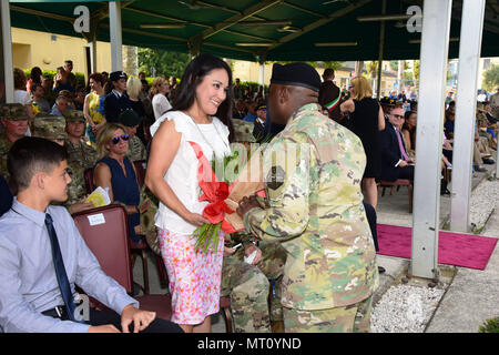 Myra Limtiaco moglie del comandante uscente Col. Steven M. Marchi, riceve un mazzo di rose rosse da un soldato , durante la modifica del comando cerimonia , Luglio 21, 2017. (U.S. Esercito foto di Visual Information Specialist Antonio Bedin/rilasciato) Foto Stock