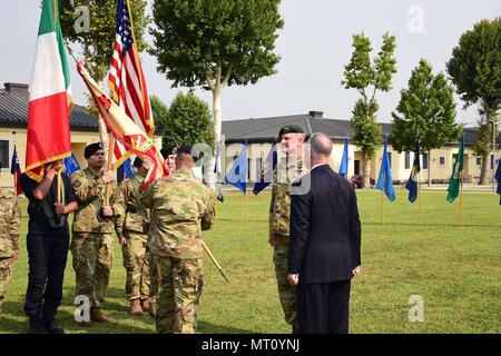 Col. Eric M. Berdy passa i colori per il comando Sgt. Il Mag. Mason L. Bryant presso il presidio di cambiamento di cerimonia di comando sul campo Hoekstra, Caserma Ederle, Vicenza, Italia, Luglio 21, 2017, durante un cambiamento di cerimonia di comando per gli Stati Uniti Presidio militare in Italia alla Caserma Ederle a Vicenza, Italia. (U.S. Esercito foto di Visual Information Specialist Antonio Bedin/rilasciato) Foto Stock