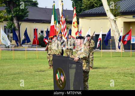 Col. Eric M. Berdy, comandante in arrivo, U.S. Army Garrison Italia, indirizzi il pubblico durante la guarnigione del cambiamento di cerimonia di comando sul campo Hoekstra, Caserma Ederle, Vicenza, Italia, lug. 21, 2017. (U.S. Esercito foto di Visual Information Specialist Antonio Bedin/rilasciato) Foto Stock