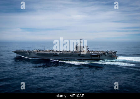 Oceano Pacifico (17 aprile 2017) - La portaerei USS Theodore Roosevelt (CVN 71) transita l'Oceano Pacifico. Theodore Roosevelt è in corso a condurre una nave su misura della disponibilità di formazione al largo della costa della California. Foto Stock