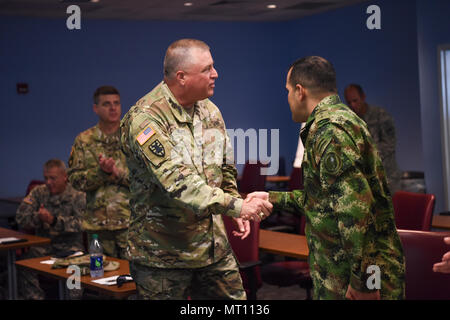 Soldati con l'esercito colombiano ha visitato con la Carolina del Sud la Guardia Nazionale di elicottero di salvataggio acquatico Team (SC-HART) a La Carolina del Sud Fire Academy a Columbia nella Carolina del Sud, 20 luglio 2017. La SC-HART Team riesaminata la formazione tecniche da utilizzare per salvare vite umane, tra cui una figliata di acqua la dimostrazione di salvataggio. La Carolina del Sud la Guardia Nazionale e il paese della Colombia hanno una partnership di stato sotto la protezione nazionale Bureau che ha avuto inizio nel luglio 2012. (U.S. Esercito nazionale Guard foto di Spc. Chelsea Baker) Foto Stock