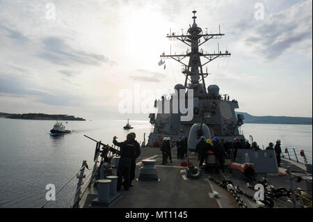 SOUDA BAY, Grecia (17 aprile 2017) USS Ross (DDG 71) arriva in Souda Bay, la Grecia per una porta pianificato- visita Aprile 17, 2017. USS Ross, un Arleigh Burke-class guidato-missile distruttore, distribuita a Rota, Spagna, sta conducendo operazioni navali negli Stati Uniti Sesta flotta area di operazioni a sostegno degli Stati Uniti per gli interessi di sicurezza nazionali in Europa e in Africa. Foto Stock