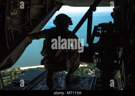 Una speciale missione aviatore-tecnico di volo coetanei dal retro di un U.S. Air Force CV-22 Osprey assegnato alla 352d Operazioni Speciali parafango lungo la costa del Mar Nero di Ucraina, luglio 19, 2017. La Brezza Marina è un USA e Ucraina co-ospitato multinazionale esercizio marittimo detenute nel Mar Nero ed è progettato per migliorare l'interoperabilità delle nazioni partecipanti e a rafforzare la sicurezza marittima all'interno della regione. Foto Stock