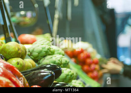 Freschi Ortaggi e frutti su scaffale di supermercato, il mercato degli agricoltori. Cibo sano. Le verdure sul mercato scaffali del negozio Foto Stock