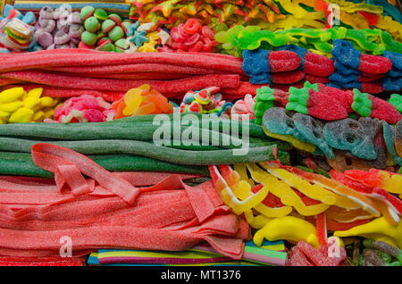 Pasticceria sul mercato scaffali del negozio. Varietà di caramelle colorate Foto Stock
