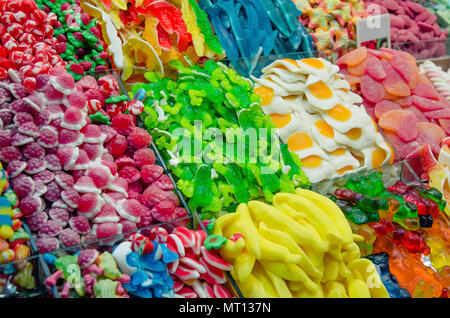 Pasticceria sul mercato scaffali del negozio. Varietà di caramelle colorate Foto Stock