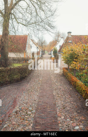 Le piccole case in Bourtange, olandese un villaggio fortificato nella provincia di Groninga nel nord dei Paesi Bassi Foto Stock