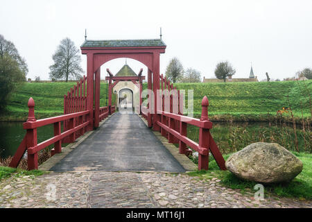 Il ponte di accesso di Bourtange, olandese un villaggio fortificato nella provincia di Groninga nel nord dei Paesi Bassi Foto Stock