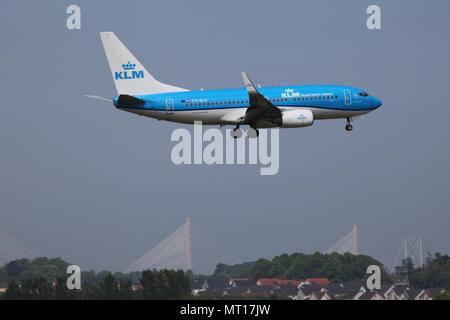 Un getto di KLM passa le torri di queensferry attraversando ponte in background come si fa il suo approccio finale in aeroporto di Edimburgo Foto Stock