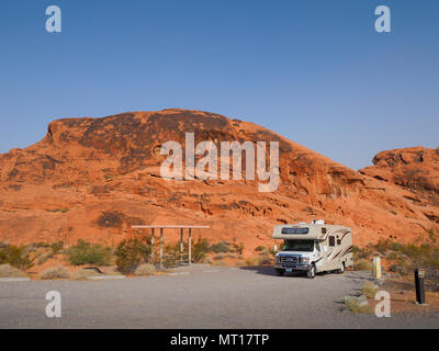Un camper motor home è parcheggiata in un campeggio nel deserto della Valle di Fire State Park (Nevada, USA)