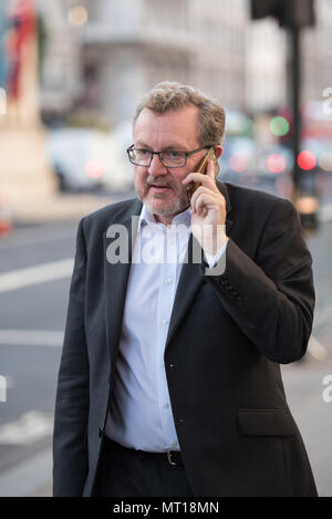 Whitehall, Londra, Regno Unito. 13 settembre 2016. I ministri del governo di arrivare a Downing Street a frequentare il settimanale riunione del gabinetto. Nella foto: Segretario o Foto Stock