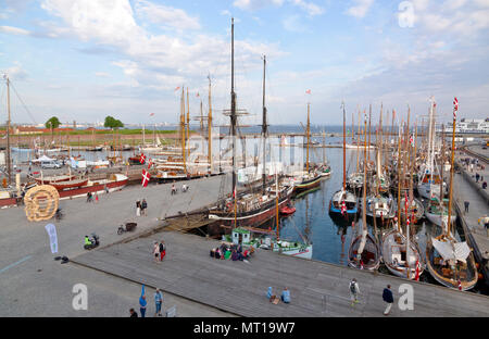 Giorni storico di oltre un centinaio di navi in legno a Elsinore Harbour a Pentecoste / Whitsun nel Helsingør, Elsinore, Danimarca. Foto Stock