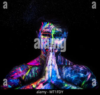 Giovane uomo dipinta in vernice fluorescente Foto stock - Alamy