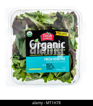 Winneconne - 15 Maggio 2018: un pacchetto di esprimere fresca insalata organico fresco mix di erbe isolato su un background Foto Stock