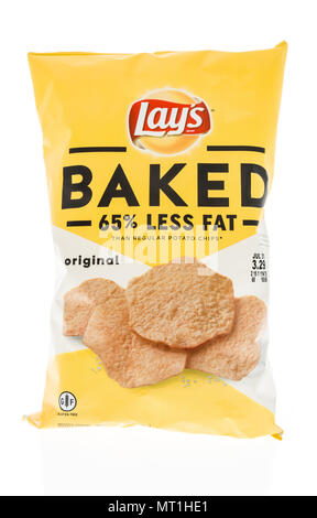 Winneconne - 18 Maggio 2018: un sacco di Frito Lay cotta chip originale che hanno meno del 65% di grassi rispetto alle normali patatine isolato su un background. Foto Stock