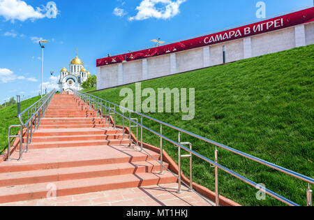 Samara, Russia - 15 Maggio 2018: la strada per il tempio del martire San Giorgio in estate giornata di sole. Testo in russo: Samara nel gioco Foto Stock