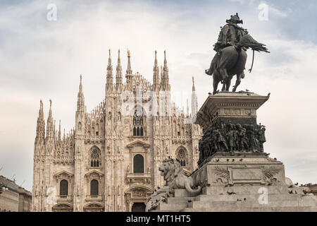 Duomo di Milano con una statua del re Vittorio Emanuele II in primo piano, che cattura l'architettura iconica. Foto Stock