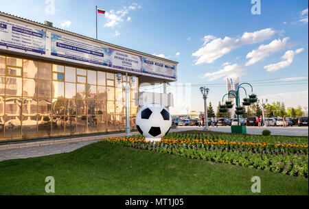 Samara, Russia - 19 Maggio 2018: installazione in forma di un pallone da calcio sulla strada di Samara Foto Stock