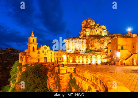 Matera, Sasso Caveoso, Italia: vista notturna di San Pietro Caveoso Foto Stock