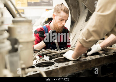 Uomo al lavoro in auto di servizio Foto Stock