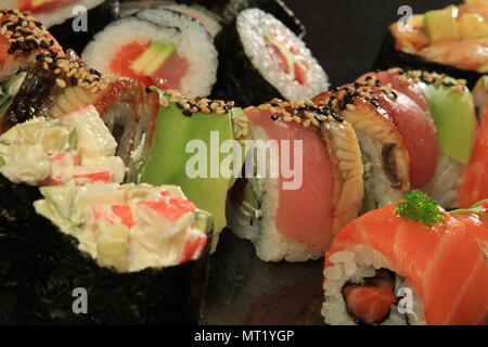 Un grande insieme di rotoli di sushi Foto Stock