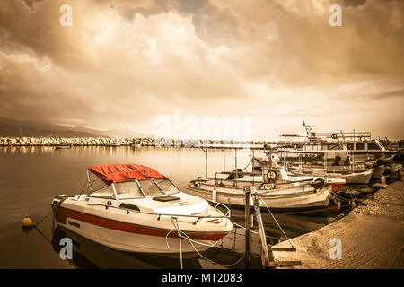 Piccola barca veloce in Alykanas cantiere a Sunrise, drammatica coloranti applicati. Zacinto (Zante) greco isole Ionie Foto Stock