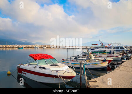 Piccolo motoscafo in Alykanas cantiere a Sunrise, retro lavare coloranti applicati. Zacinto (Zante) greco isole Ionie Foto Stock