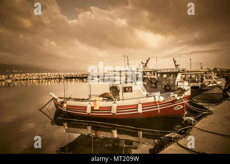 Piccola barca da pesca in Alykanas cantiere a Sunrise, drammatica coloranti applicati. Zacinto (Zante) greco isole Ionie Foto Stock