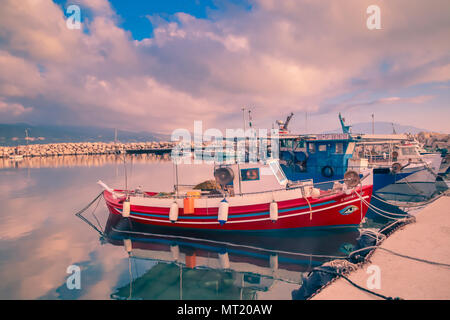 Piccola barca da pesca / Nave in Alykanas cantiere a Sunrise, drammatica coloranti applicati. Zacinto (Zante) greco isole Ionie Foto Stock