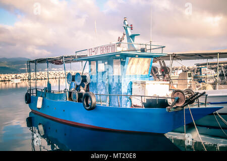 Piccola barca da pesca / Nave in Alykanas cantiere a Sunrise, drammatica coloranti applicati. Zacinto (Zante) greco isole Ionie Foto Stock