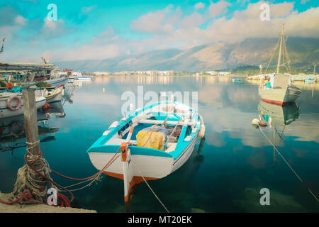 Piccola barca da pesca in Alykanas cantiere a Sunrise, Retro lavare coloranti applicati. Zacinto (Zante) greco isole Ionie Foto Stock