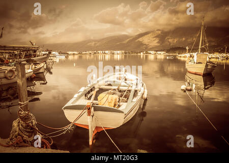 Piccola barca da pesca in Alykanas cantiere a Sunrise, drammatica coloranti applicati. Zacinto (Zante) greco isole Ionie Foto Stock