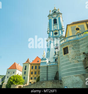 La parrocchia di blu chiesa abbaziale di Durnstein sul fiume Danubio, regione di Wachau, Austria. Foto Stock