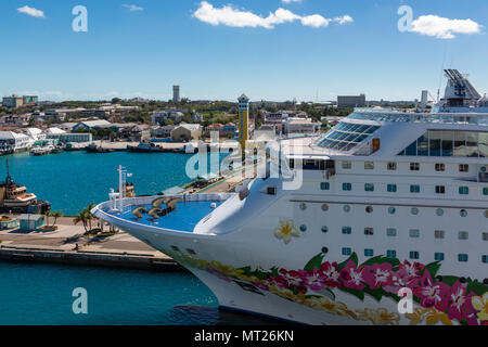 La nave di crociera prua in Nassau Foto Stock