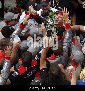 Indianapolis, Indiana, Stati Uniti d'America. 27 Maggio, 2018. Forza di volontà di Australia celebra con la sua squadra dopo aver vinto il Indy 500, al Motor Speedway di Indianapolis. Credito: Justin R. Noe/ASP/ZUMA filo/Alamy Live News Foto Stock