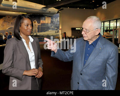 Washington, Distretto di Columbia, Stati Uniti d'America. 17 Luglio, 2009. Jeannette Epps, un membro della classe di astronauti del 2009, sinistra, incontra ex astronauta Alan L. Fagiolo, un veterano di Apollo 12 e la prima missione SKYLAB, destro, presso il Museo Nazionale dell'aria e dello spazio di Washington il Venerdì, 17 luglio 2009.Credit: Ron Sachs/CNP Credito: Ron Sachs/CNP/ZUMA filo/Alamy Live News Foto Stock