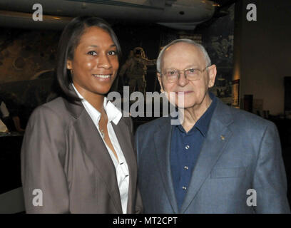 Washington, Distretto di Columbia, Stati Uniti d'America. 17 Luglio, 2009. Jeannette Epps, un membro della classe di astronauti del 2009, a sinistra in posa per una foto con ex astronauta Alan L. Fagiolo, un veterano di Apollo 12 e la prima missione SKYLAB, destro, presso il Museo Nazionale dell'aria e dello spazio di Washington il Venerdì, 17 luglio 2009.Credit: Ron Sachs/CNP Credito: Ron Sachs/CNP/ZUMA filo/Alamy Live News Foto Stock